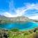 Un lago rodeado de colinas junto a un bosque